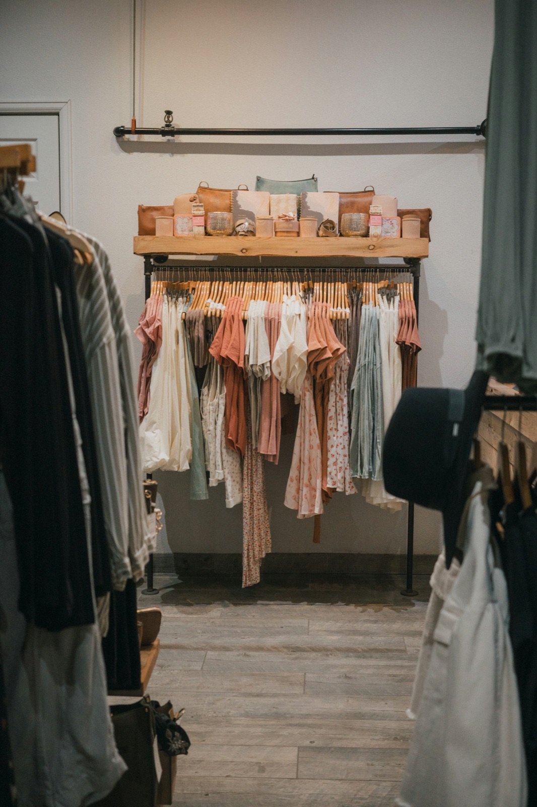 Không gian cửa hàng Lam Boutique với giá treo đồ linen tông pastel