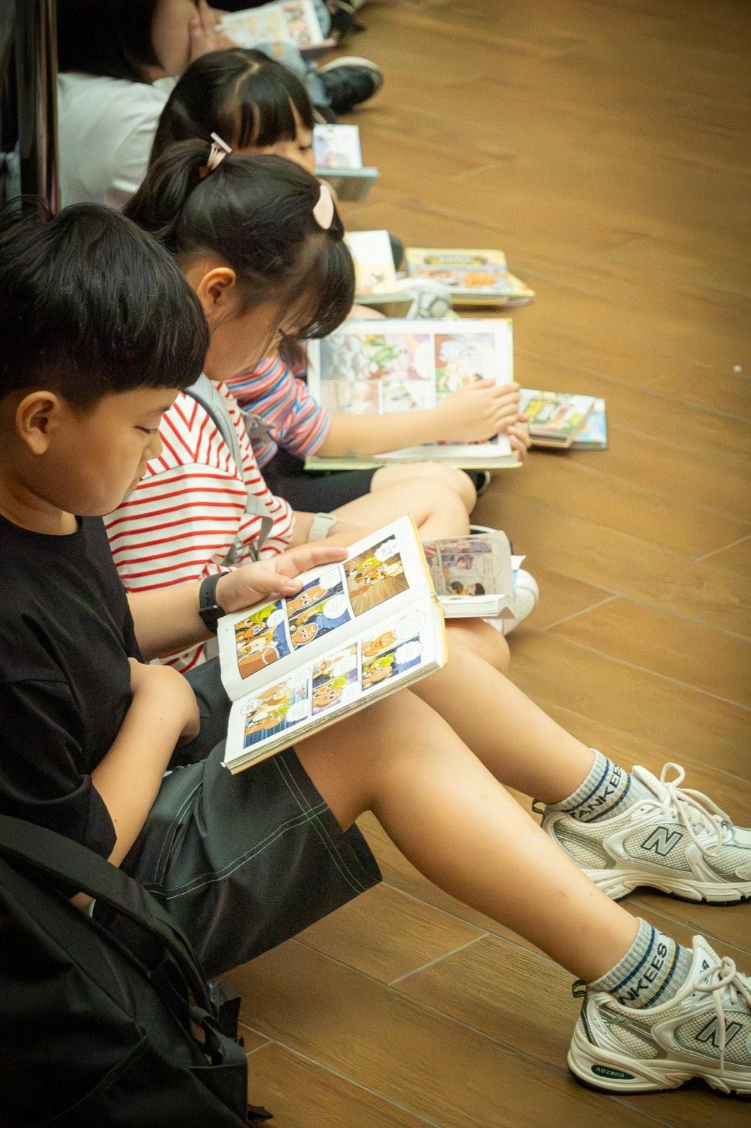Các bé lớp lớn say sưa đọc sách tranh cùng nhau