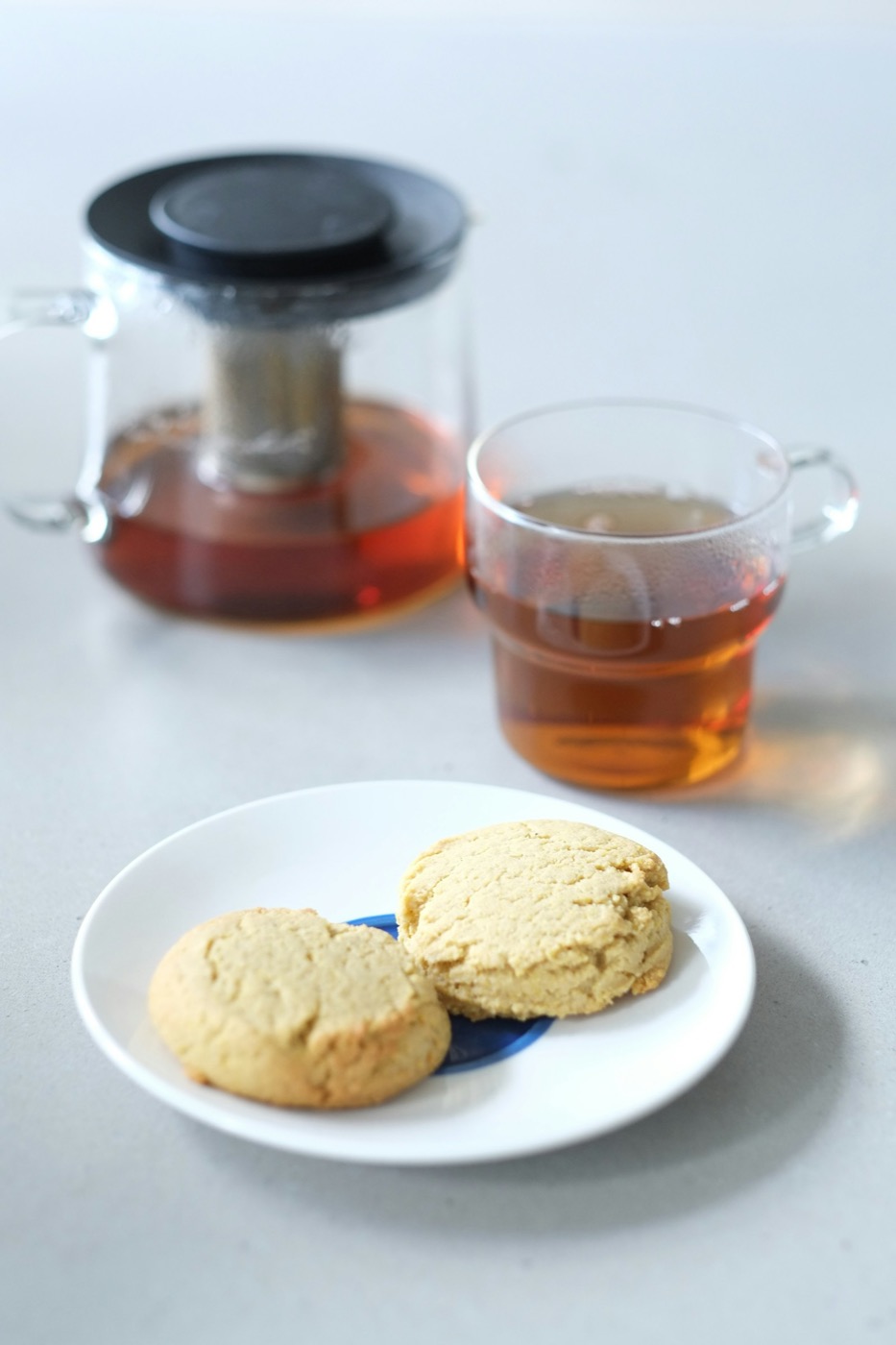 Ấm trà houjicha rang cùng tách thuỷ tinh màu hổ phách