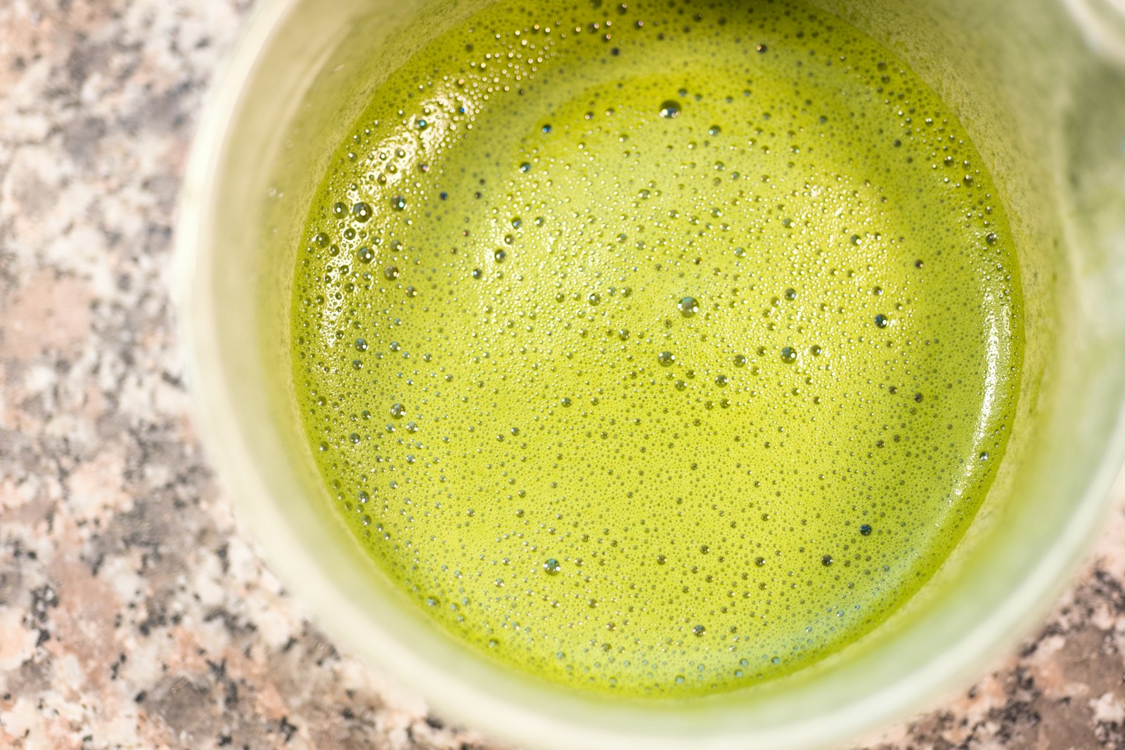 Bát matcha vừa đánh xong với lớp bọt mịn