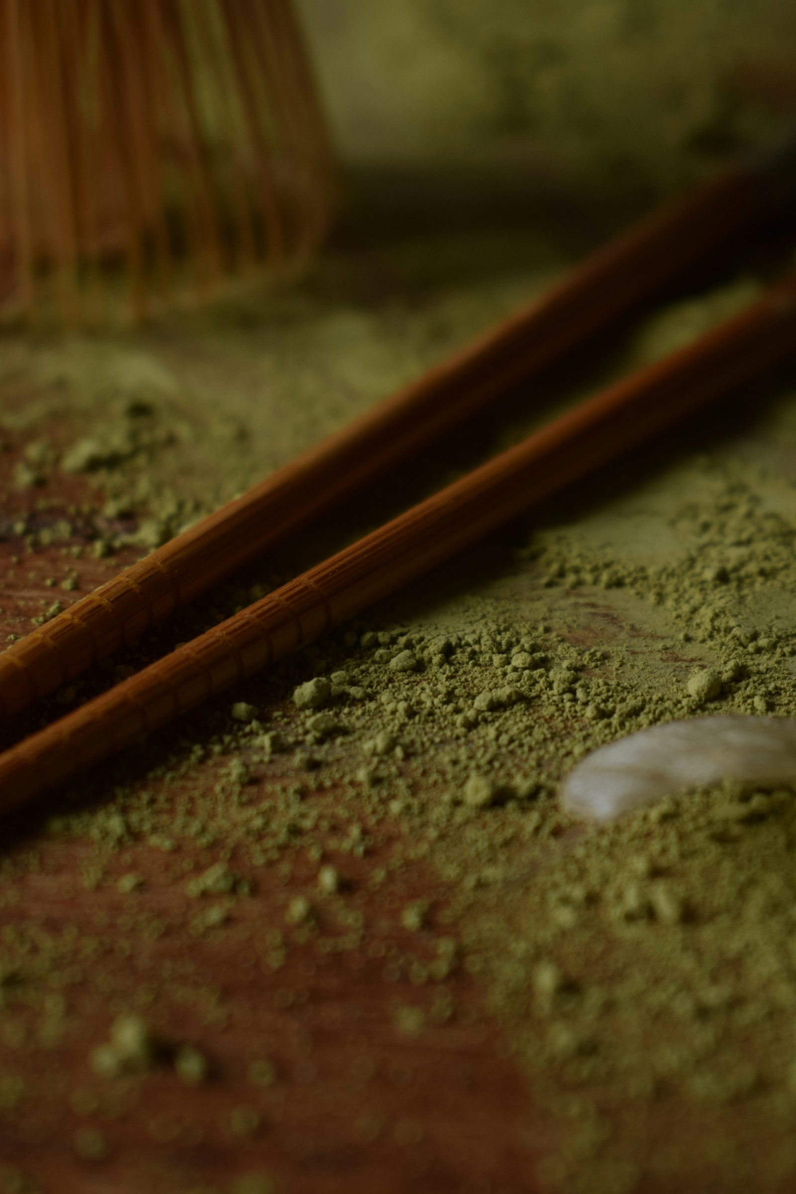 Bột matcha, đũa tre và chổi chasen trên mặt bàn