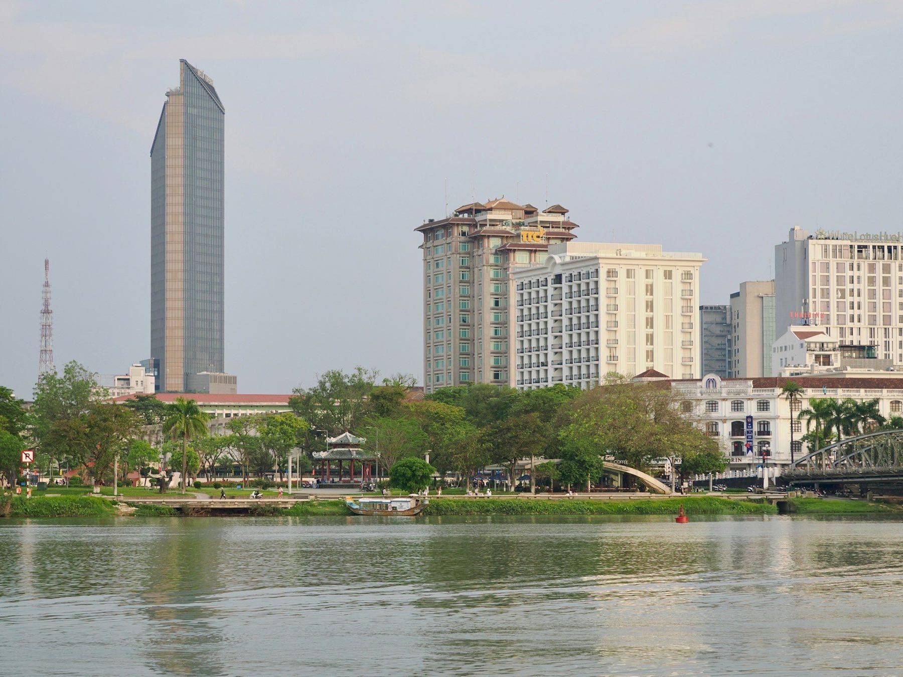 Phối cảnh khu căn hộ cao tầng bên bờ sông với công viên cây xanh
